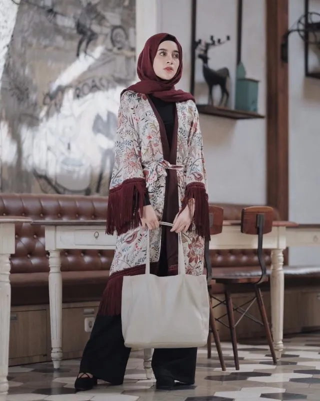 Cantik Berhijab dengan Celana Longgar Ala Aghnia Punjabi. Lebih Mudah Bergerak, Terasa Sejuk, Pun Nggak Risih Dilihat 26