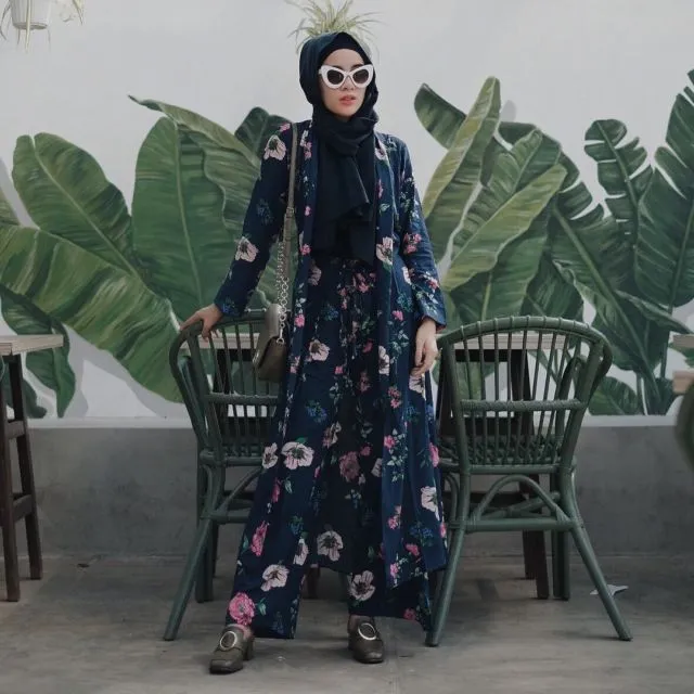 Cantik Berhijab dengan Celana Longgar Ala Aghnia Punjabi. Lebih Mudah Bergerak, Terasa Sejuk, Pun Nggak Risih Dilihat 27