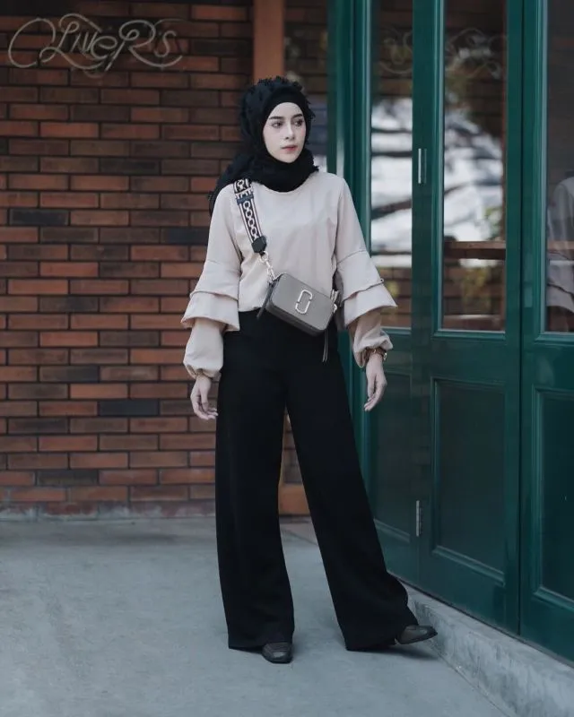 Cantik Berhijab dengan Celana Longgar Ala Aghnia Punjabi. Lebih Mudah Bergerak, Terasa Sejuk, Pun Nggak Risih Dilihat 19