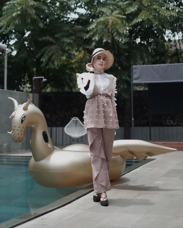 Cantik Berhijab dengan Celana Longgar Ala Aghnia Punjabi. Lebih Mudah Bergerak, Terasa Sejuk, Pun Nggak Risih Dilihat 22