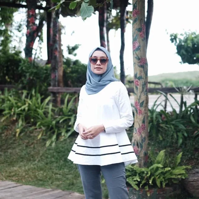 12 Padu Padan Asyik dengan Blus Berpotongan Kekinian. Nggak Terlalu Formal dan Tetap Asik Buat Jalan 14