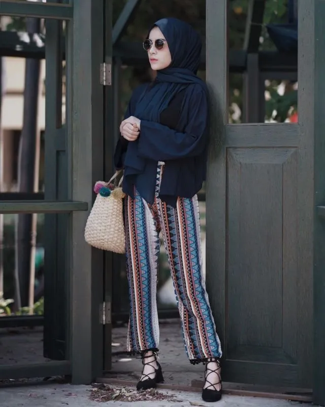 Cantik Berhijab dengan Celana Longgar Ala Aghnia Punjabi. Lebih Mudah Bergerak, Terasa Sejuk, Pun Nggak Risih Dilihat 25