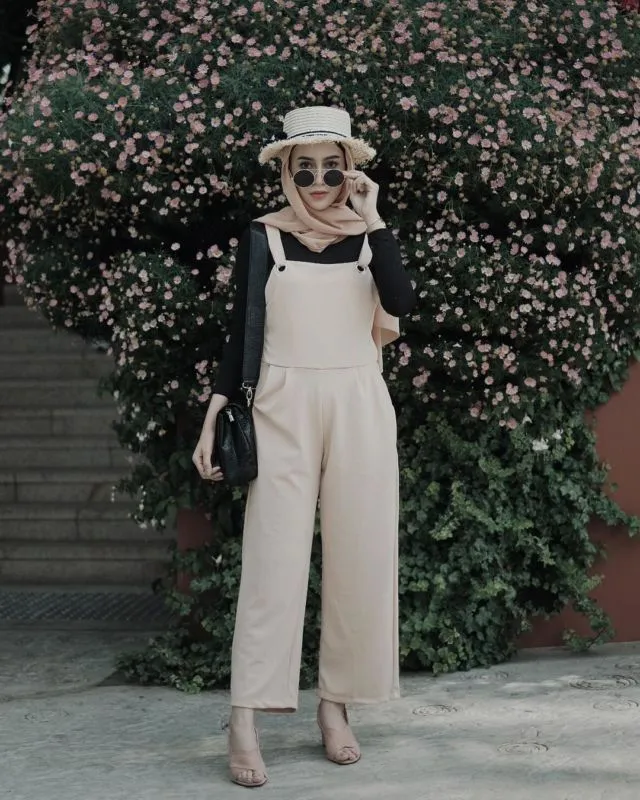 Cantik Berhijab dengan Celana Longgar Ala Aghnia Punjabi. Lebih Mudah Bergerak, Terasa Sejuk, Pun Nggak Risih Dilihat 24