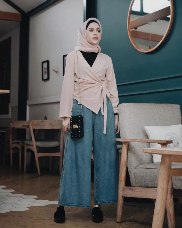 Cantik Berhijab dengan Celana Longgar Ala Aghnia Punjabi. Lebih Mudah Bergerak, Terasa Sejuk, Pun Nggak Risih Dilihat 16