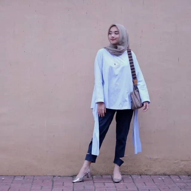 12 Padu Padan Asyik dengan Blus Berpotongan Kekinian. Nggak Terlalu Formal dan Tetap Asik Buat Jalan 15