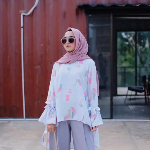 12 Padu Padan Asyik dengan Blus Berpotongan Kekinian. Nggak Terlalu Formal dan Tetap Asik Buat Jalan 18
