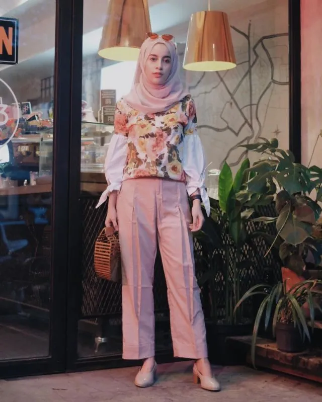 Cantik Berhijab dengan Celana Longgar Ala Aghnia Punjabi. Lebih Mudah Bergerak, Terasa Sejuk, Pun Nggak Risih Dilihat 20