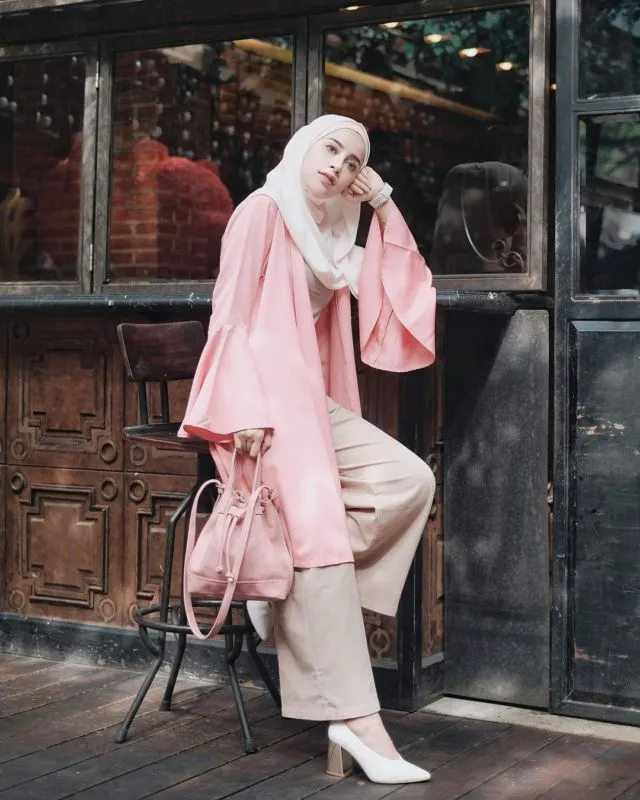 Cantik Berhijab dengan Celana Longgar Ala Aghnia Punjabi. Lebih Mudah Bergerak, Terasa Sejuk, Pun Nggak Risih Dilihat 15
