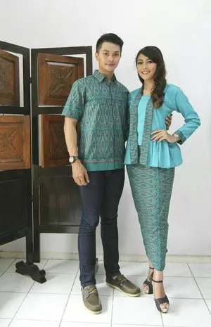 11 Inspirasi Model Batik Sarimbit untuk Lamaran. Biar Kalian Tampil Menawan dan Kekinian 20