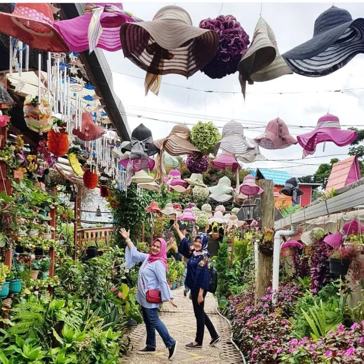 Green House Lezatta, Destinasi Kekinian dan Warna-warni yang Bikin Enggan Pulang! 11