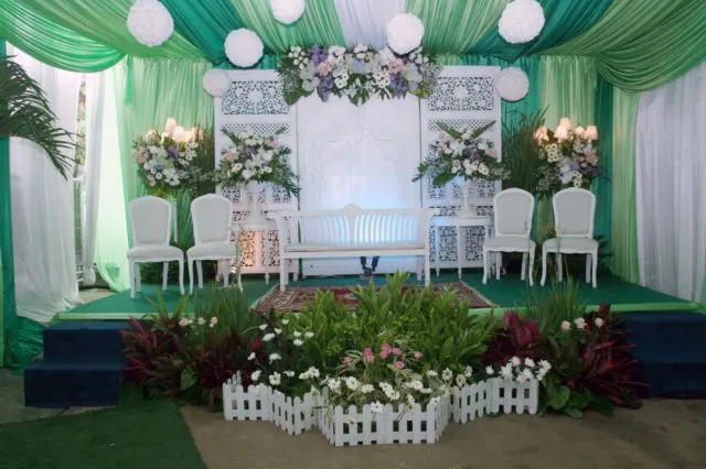 15 Model Pelaminan untuk Pesta Pernikahan di Halaman Rumah. Minimalis Namun Berasa Sakralnya 25
