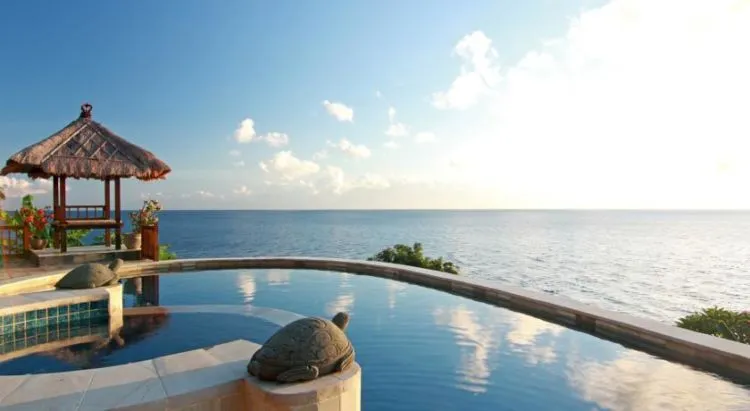8 Villa Romantis Tepi Laut di Bali yang Cocok Untuk Dinikmati Bersama Pasangan Halal! 16
