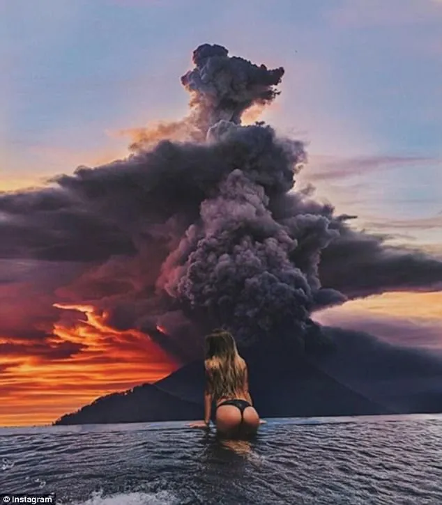 Turis di Bali Berpose dengan Letusan Gunung Agung. Bukti Kalau Bencana Tak Perlu Ditakuti Berlebihan! 7