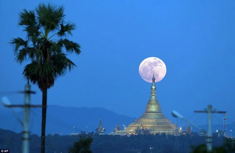 15 Foto Penampakan Supermoon yang Spektakuler dari Seluruh Dunia. Luar Biasa Indahnya! 20