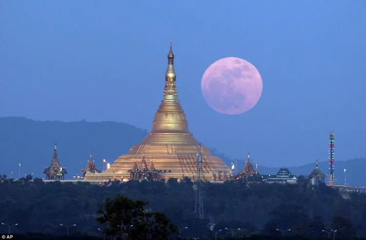 15 Foto Penampakan Supermoon yang Spektakuler dari Seluruh Dunia. Luar Biasa Indahnya! 19