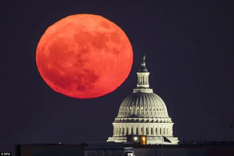 15 Foto Penampakan Supermoon yang Spektakuler dari Seluruh Dunia. Luar Biasa Indahnya! 25