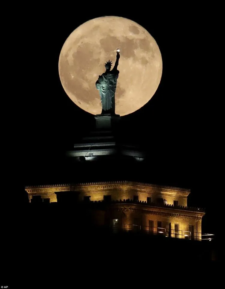 15 Foto Penampakan Supermoon yang Spektakuler dari Seluruh Dunia. Luar Biasa Indahnya! 16