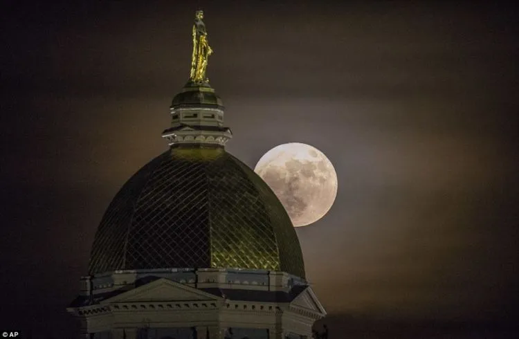 15 Foto Penampakan Supermoon yang Spektakuler dari Seluruh Dunia. Luar Biasa Indahnya! 28
