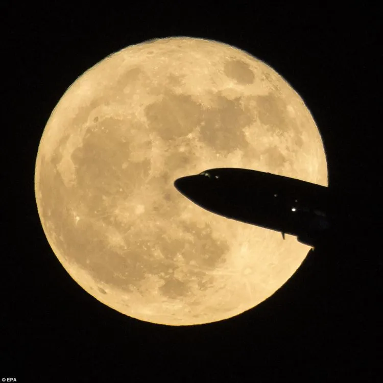 15 Foto Penampakan Supermoon yang Spektakuler dari Seluruh Dunia. Luar Biasa Indahnya! 22