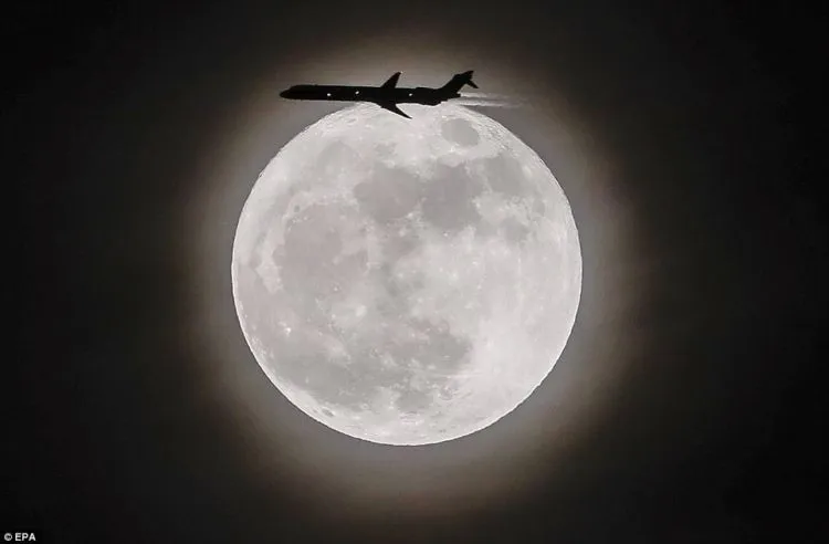 15 Foto Penampakan Supermoon yang Spektakuler dari Seluruh Dunia. Luar Biasa Indahnya! 26
