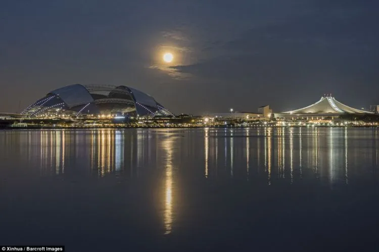 15 Foto Penampakan Supermoon yang Spektakuler dari Seluruh Dunia. Luar Biasa Indahnya! 24