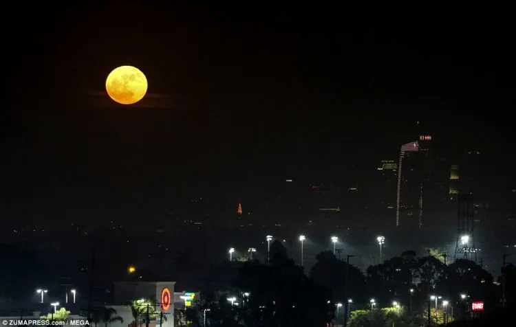 15 Foto Penampakan Supermoon yang Spektakuler dari Seluruh Dunia. Luar Biasa Indahnya! 29
