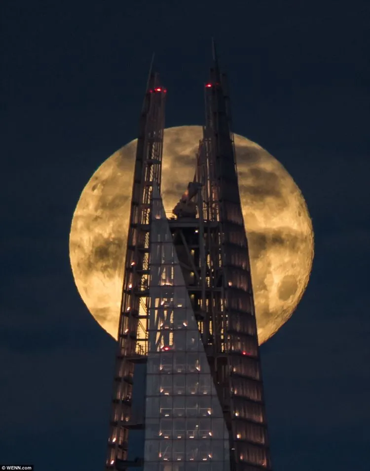 15 Foto Penampakan Supermoon yang Spektakuler dari Seluruh Dunia. Luar Biasa Indahnya! 17