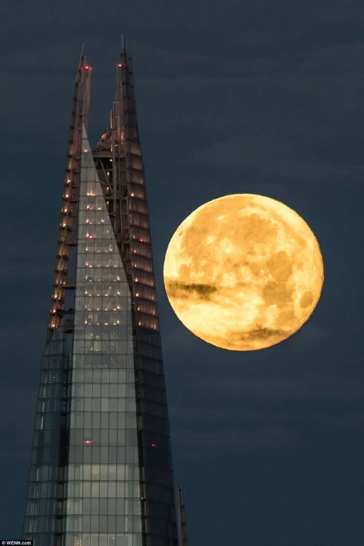15 Foto Penampakan Supermoon yang Spektakuler dari Seluruh Dunia. Luar Biasa Indahnya! 18