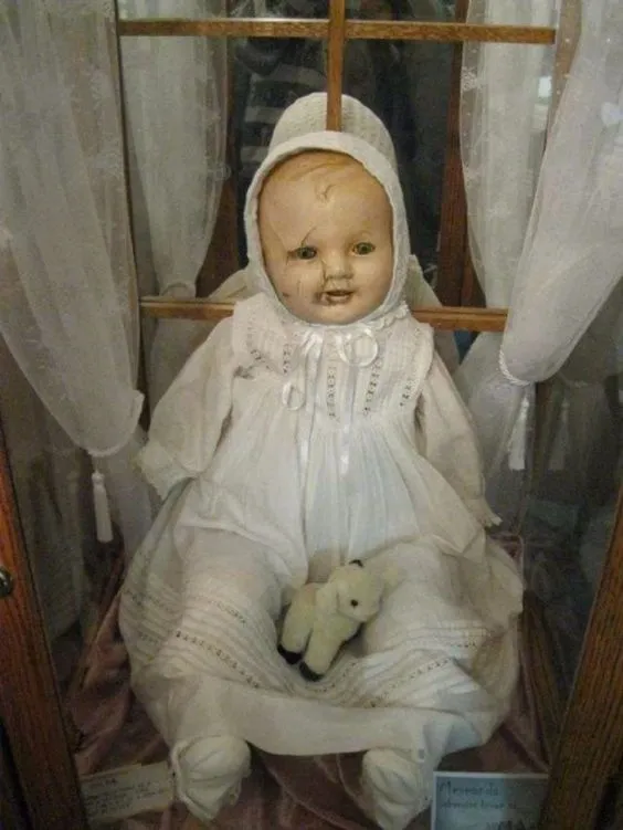 Bukan Lagi Lucu dan Menggemaskan, 8 Boneka Ini Punya Kisah Mistis yang Mengerikan. Pengen Punya? 10