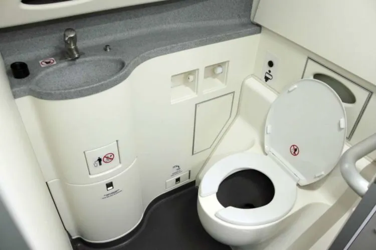 Konyol Sih, Pesawat Ini Harus Mendarat Darurat Karena Toilet Mampet. Begini Kronologisnya! 6