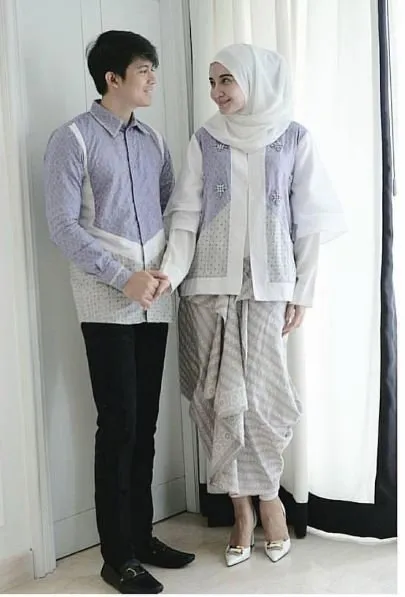 11 Inspirasi Model Batik Sarimbit untuk Lamaran. Biar Kalian Tampil Menawan dan Kekinian 18