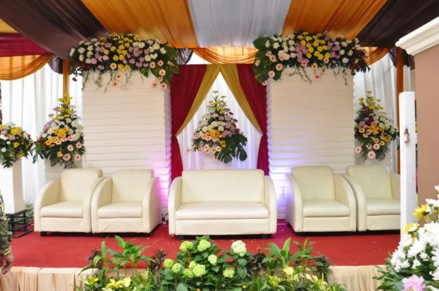 15 Model Pelaminan untuk Pesta Pernikahan di Halaman Rumah. Minimalis Namun Berasa Sakralnya 19