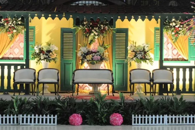 15 Model Pelaminan untuk Pesta Pernikahan di Halaman Rumah. Minimalis Namun Berasa Sakralnya 24