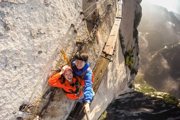 Trek Paling Berbahaya di Dunia Ada di Gunung Huashan, China. Yakin Berani Coba? 13