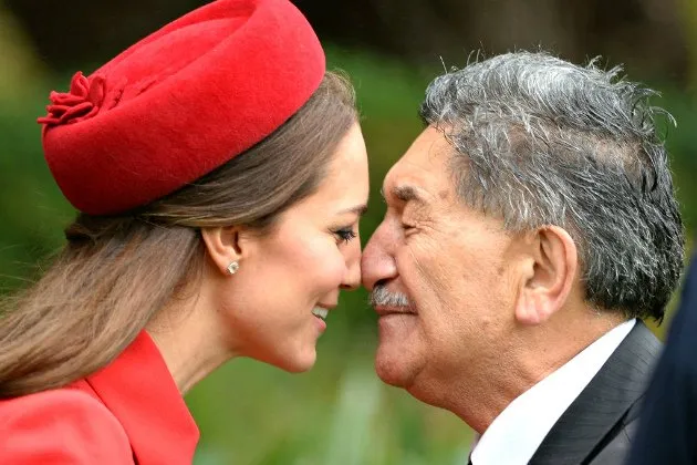 7 Bentuk Sapaan Unik dari Berbagai Negara. Menyapa Nggak Cuma dengan Salaman Aja! 13