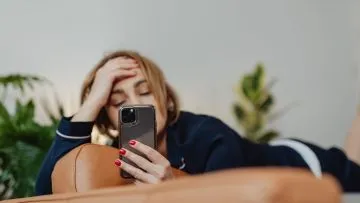7 Alasan Bangun Tidur Jangan Langsung Buka HP Dulu, Tapi Lakukan Ini!