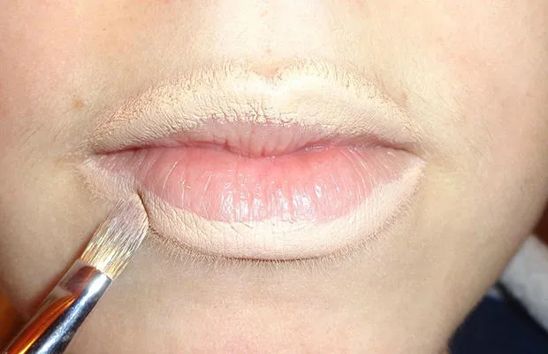 12 Trik Rahasia Pakai Lipstik. Punya Banyak Fungsi yang Ciamik! 19