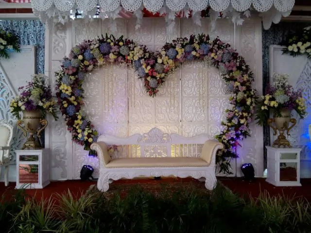 15 Model Pelaminan untuk Pesta Pernikahan di Halaman Rumah. Minimalis Namun Berasa Sakralnya 26