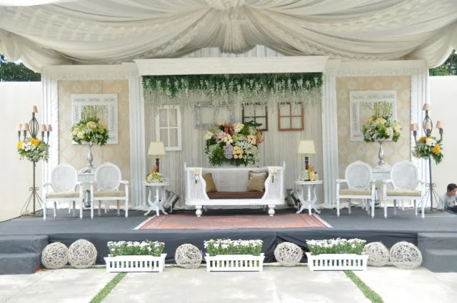 15 Model Pelaminan untuk Pesta Pernikahan di Halaman Rumah. Minimalis Namun Berasa Sakralnya 21