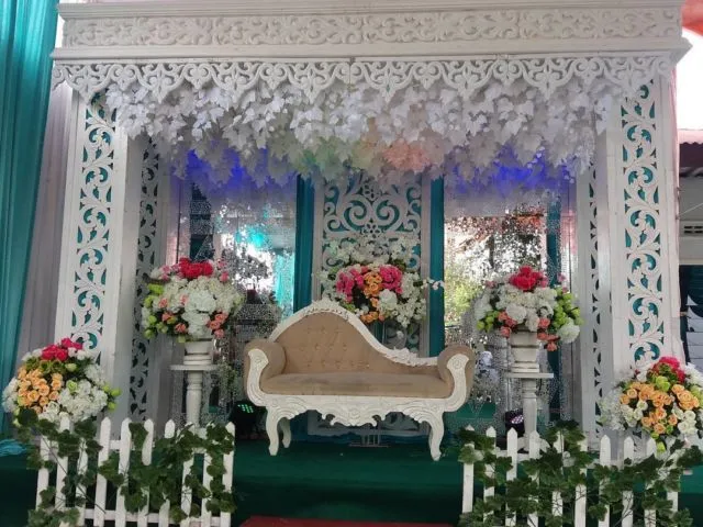 15 Model Pelaminan untuk Pesta Pernikahan di Halaman Rumah. Minimalis Namun Berasa Sakralnya 20