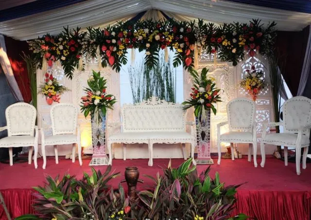 15 Model Pelaminan untuk Pesta Pernikahan di Halaman Rumah. Minimalis Namun Berasa Sakralnya 29