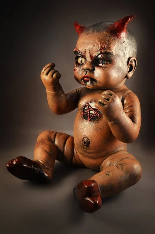 Bukan Lagi Lucu dan Menggemaskan, 8 Boneka Ini Punya Kisah Mistis yang Mengerikan. Pengen Punya? 11