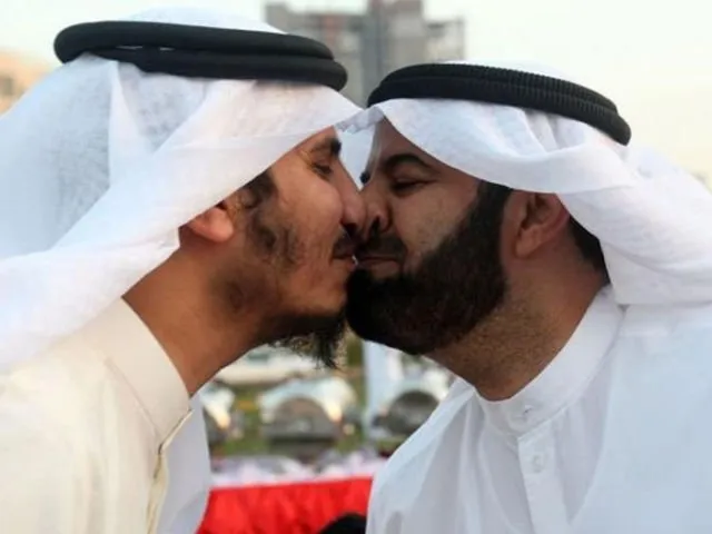 Dituduh Gay karena Berpelukan, Padahal Ternyata Kakak-Adik. Stop deh Gegabah Mempermalukan Orang 4