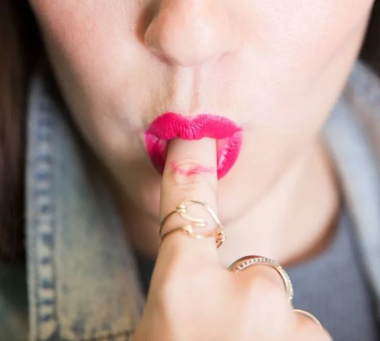 12 Trik Rahasia Pakai Lipstik. Punya Banyak Fungsi yang Ciamik! 14