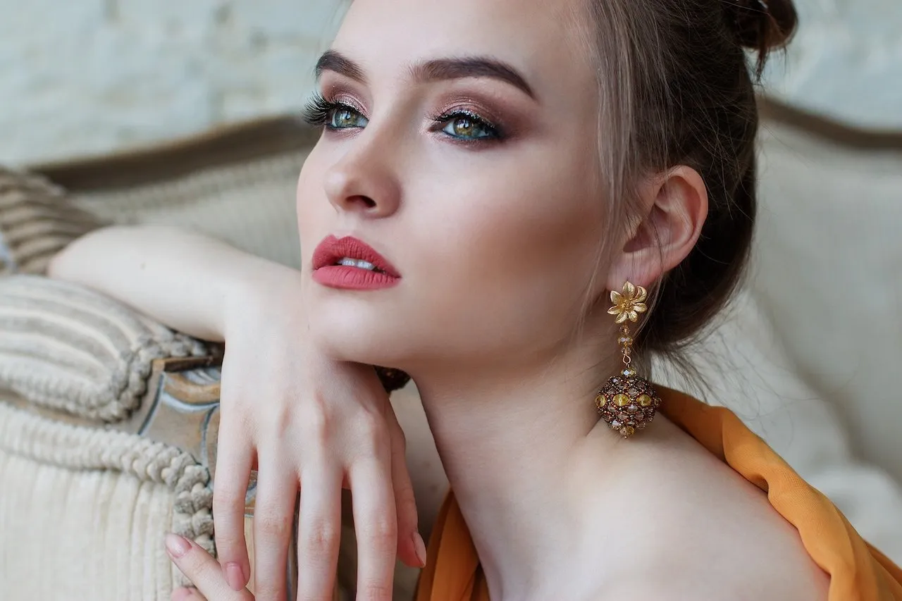 8 Trik Make Up Sederhana Buat Kamu, Cewek Berpipi Tembem yang Mau Tampil Beda! 13