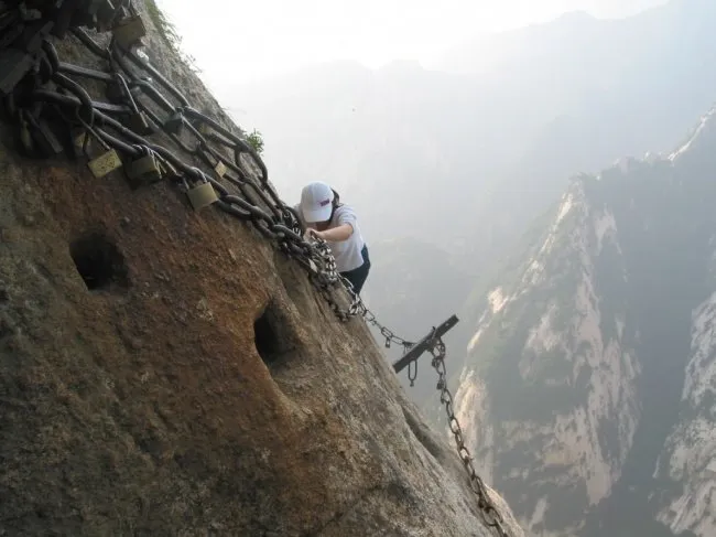 Trek Paling Berbahaya di Dunia Ada di Gunung Huashan, China. Yakin Berani Coba? 23