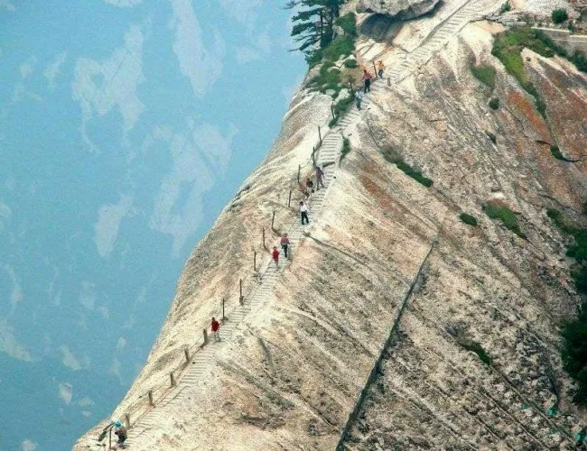 Trek Paling Berbahaya di Dunia Ada di Gunung Huashan, China. Yakin Berani Coba? 16