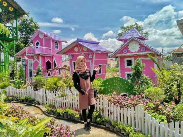 Green House Lezatta, Destinasi Kekinian dan Warna-warni yang Bikin Enggan Pulang! 10