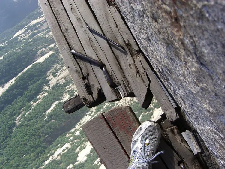 Trek Paling Berbahaya di Dunia Ada di Gunung Huashan, China. Yakin Berani Coba? 22