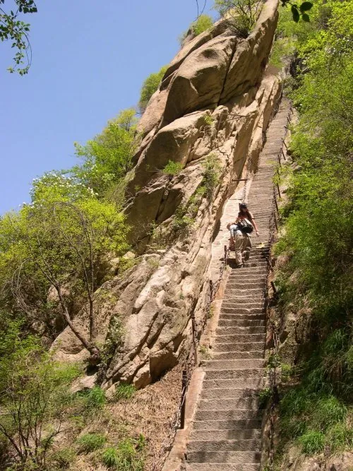 Trek Paling Berbahaya di Dunia Ada di Gunung Huashan, China. Yakin Berani Coba? 14